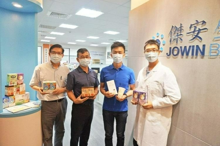 宇洋生醫後疫情時代專屬保健新品整合開發。圖左起為傑安生技總經理蔣文欽博士、甘泉生技總經理張閎積、宇洋生醫行銷總監黃建誠、丘錦朋博士。圖/宇洋生醫提供